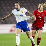 Sandrine Mauron (à droite) et la Suisse tenteront de prendre leur revanche sur la France vendredi à Nancy (archives). KEYSTONE/JEAN-CHRISTOPHE BOTT